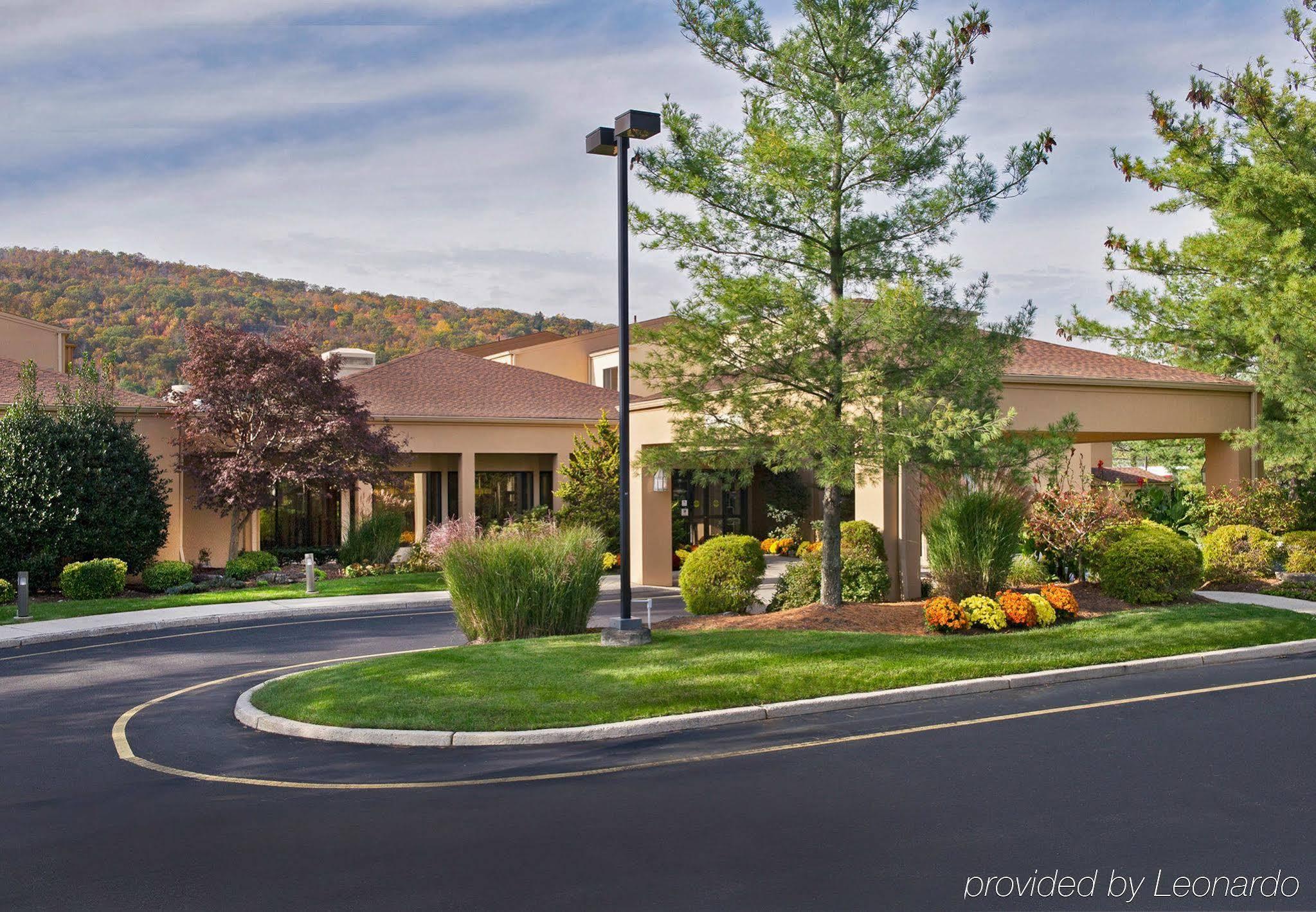 Courtyard By Marriott Mahwah Hotel Exterior photo