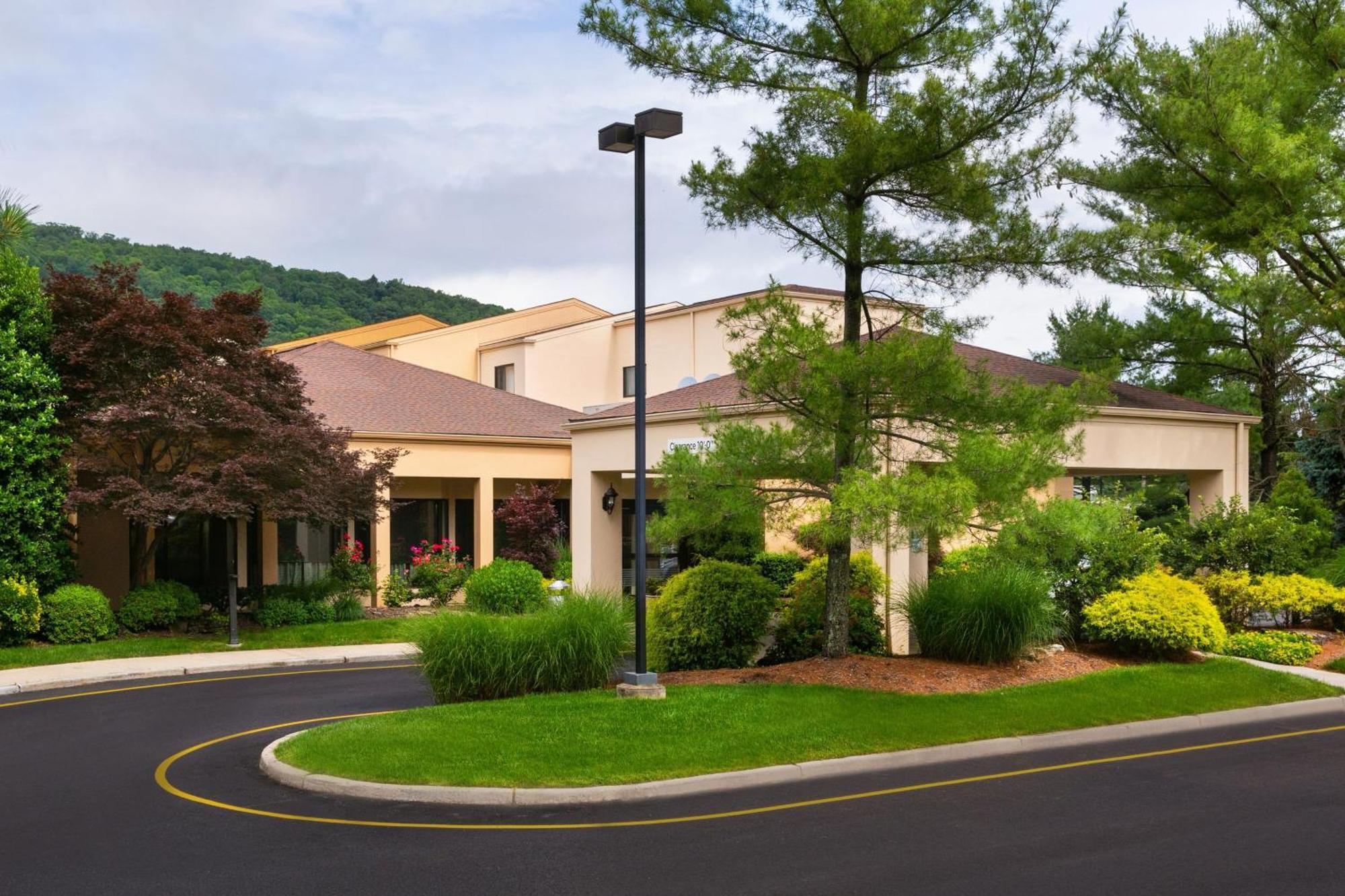 Courtyard By Marriott Mahwah Hotel Exterior photo