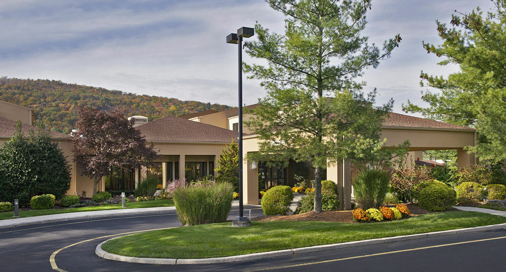 Courtyard By Marriott Mahwah Hotel Exterior photo